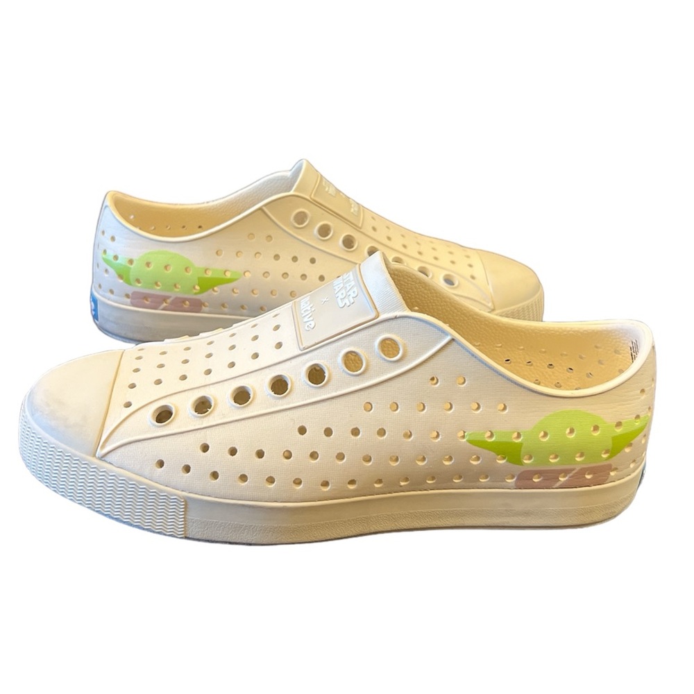 Native X Disney/ Star Wars Women’s Grogu shoes color off white W7 / M5